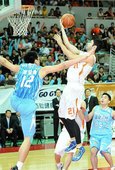 台中璞園今日拿下冠軍賽的第一勝。圖為璞園簡浩上籃得分