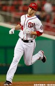 Bryce Harper 瀟灑繞壘