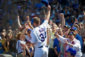 Kerry Wood 退場後接受全場球迷的 curtain call