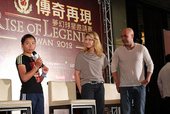 阿格西與葛拉芙夫婦聆聽小朋友致詞
