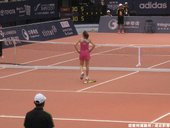 辛吉絲故意摔拍作勢要抗議