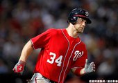 Harper 擊出全壘打後，悠閒地繞壘
