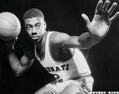 Oscar Robertson -- 曾在季後賽兩度超過 40 分 8 籃板 10助攻 的成績