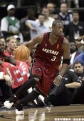 Dwyane Wade -- 共 2 次單場罰球次數超過 20 次