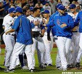 隊友前來與 Johan Santana 道賀