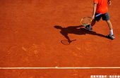 Youzhny 在球場上寫下「SORRI」