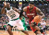 LeBron James  生涯季後賽曾 2 次拿下超過 40 分 15 籃板成績