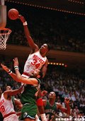 Hakeem Olajuwon  生涯季後賽曾 4 次拿下超過 40 分 15 籃板成績