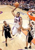 Amare Stoudemire  生涯季後賽曾 2 次拿下超過 40 分 15 籃板成績