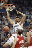 Brad Daugherty  生涯季後賽曾 1 次拿下超過 40 分 15 籃板成績