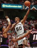David Robinson  生涯季後賽曾 1 次拿下超過 40 分 15 籃板成績