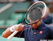 Djoko 用球拍狂敲頭  企圖振作