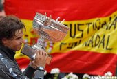 Nadal 笑吻金盃
