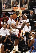 LeBron James 以大三元慶祝封王
