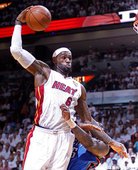 LeBron James 以大三元慶祝封王