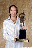 2005 年  首獲 MVP