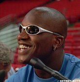 Shaq ：當然是戴墨鏡比較潮啊！