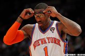 在紐約的 Amar'e Stoudemire 可是眼鏡絕不離身