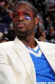 Wade 的眼鏡造型相當多變