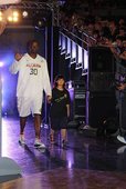 Clifford Robinson 與小朋友一同入場