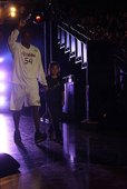 Horace Grant 與小朋友一同入場