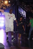 Mitch Richmond 與小朋友一同入場