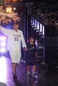 Jason Williams 與小朋友一同入場