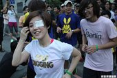 長針眼的棉花糖主唱小球照跑不誤，真是太熱血了 XD