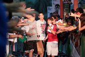 林書豪與現場民眾擊掌進場