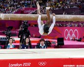 [女子體操] Gabrielle Douglas 從平衡木上摔下