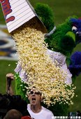 Phillie Phanatic 用爆米花幫球迷洗頭