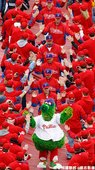 Phillie Phanatic 和隊員一同進場
