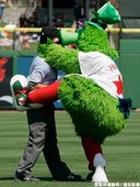 Phillie Phanatic 和裁判對決