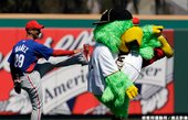 Pirate Parrot 和 Raul Ibanez 一起熱身