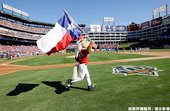 Rangers Captain 手持德州旗進場