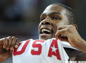 Durant在奪金時刻特別舉起球衣前方的「USA」