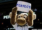 水手隊吉祥物為 Felix Hernandez 的完全比賽打氣