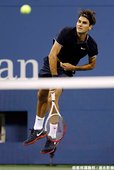 Federer 拍落地主選手 Donald Young