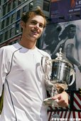 2003 年  Roddick 與美網冠軍獎盃合影