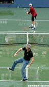 2004 年的美網 Roddick 留下搞笑畫面