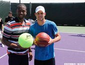 2010 年 邁阿密大師賽  Roddick 與 NBA 球星 Wade 留下合影