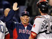 和球員興奮擊掌的 Bobby Valentine