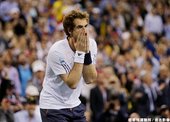 擊退 Novak Djokovic，Andy Murray 笑吻首座大滿貫金盃