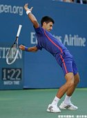 擊退 Novak Djokovic，Andy Murray 笑吻首座大滿貫金盃
