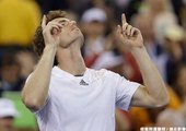 擊退 Novak Djokovic，Andy Murray 笑吻首座大滿貫金盃