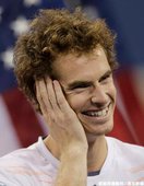 擊退 Novak Djokovic，Andy Murray 笑吻首座大滿貫金盃