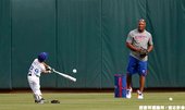 賽前和兒子練習打擊的 Adrian Beltre
