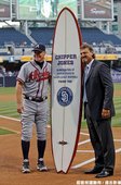 Chipper Jones 和教士隊贈送的紀念衝浪板