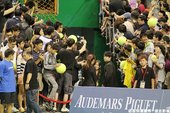 球迷等待球星進場
