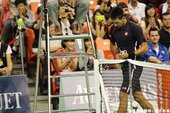 Novak Djokovic把球拍當吉他
